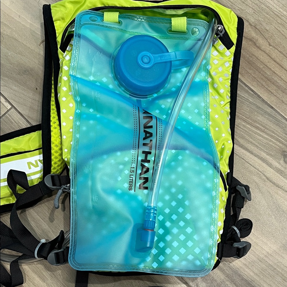 New Nathan QuickStart 2.0 4L hydration pack with 1.5 L bladder - Picture 6 of 6